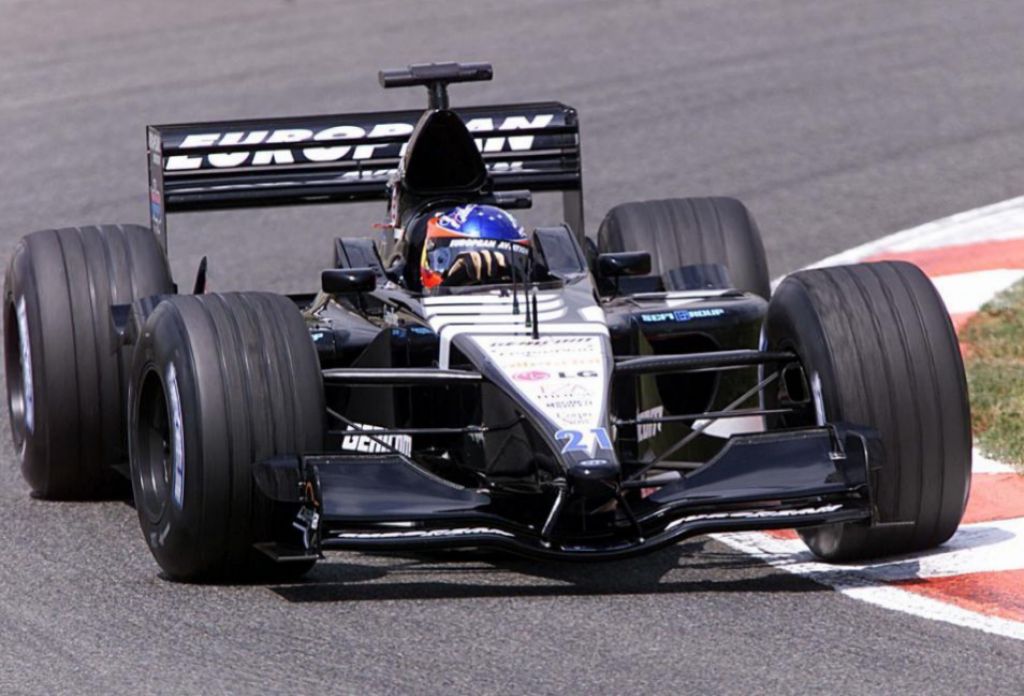 Fernando Alonso w bolidzie Minardi. 