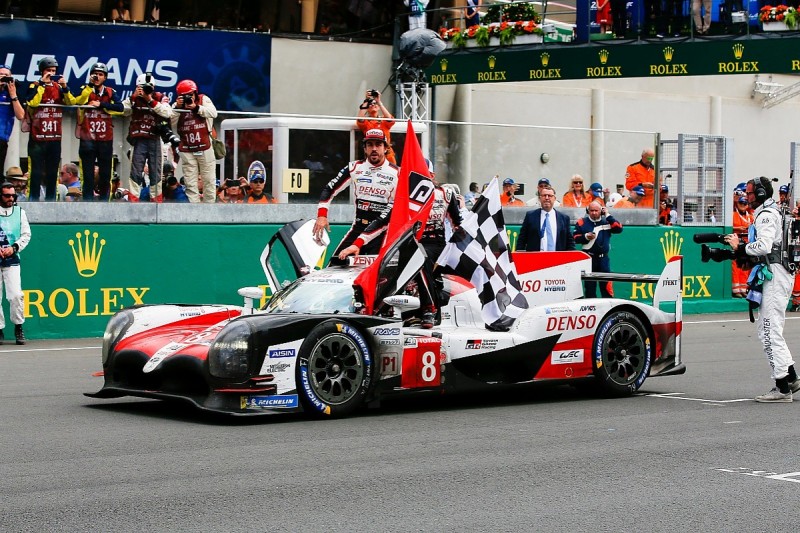 Ekipa Toyoty nr.8 świętująca zwyciestwo w 24h of Le Mans. 