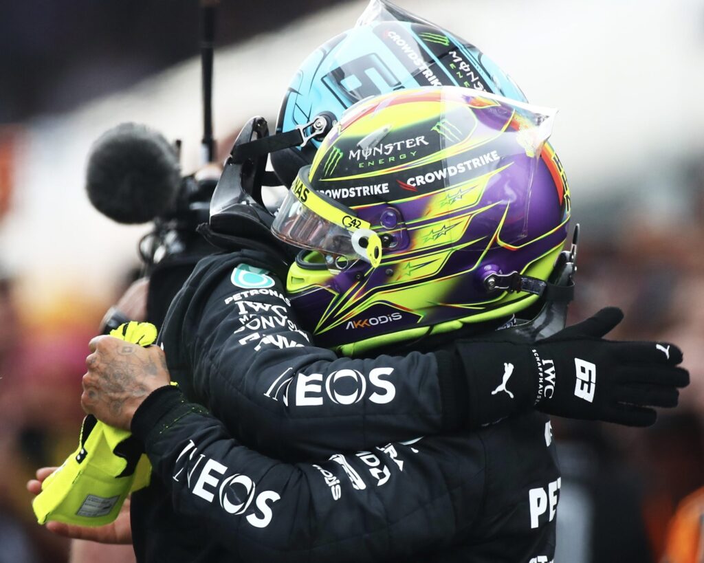 Lewis Hamilton i George Russell zdobywający podium podczas GP Hiszpanii w F1